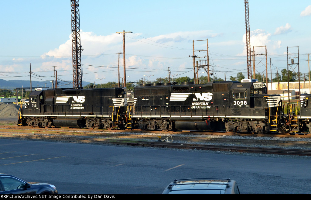 NS GP40-2 3098 and RP-E4C 712